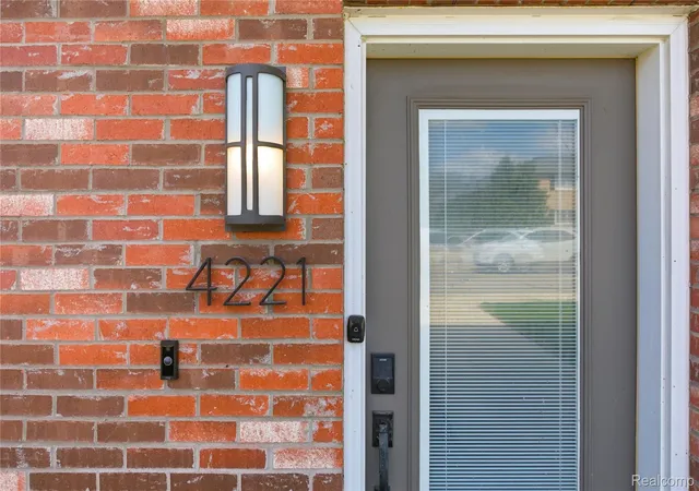 Listing Photo 5 - Condo for sale in building located at 4221 W 14 Mile Rd, Royal Oak, MI 48073