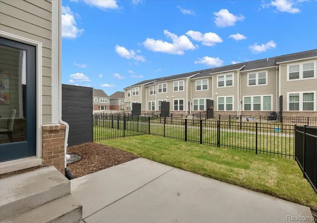 Listing Photo 2 - Condo for sale in building located at 809 Cortland Ln, Troy, MI 48085