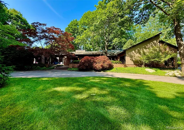 Photo 1 of Single family home for sale at 275 Pine Ridge Dr, Bloomfield Hills, MI 48304 | MLS# 20261025345 | Listing updated on 2026-09-11