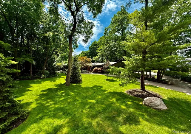 Photo 2 of Single family home for sale at 275 Pine Ridge Dr, Bloomfield Hills, MI 48304 | MLS# 20261025345 | Listing updated on 2026-09-11