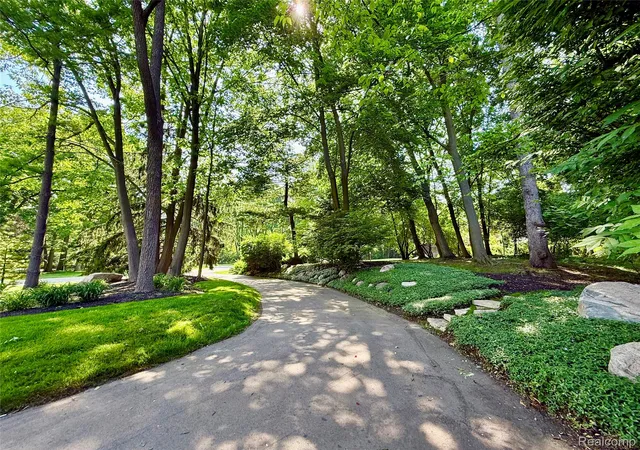 Photo 3 of Single family home for sale at 275 Pine Ridge Dr, Bloomfield Hills, MI 48304 | MLS# 20261025345 | Listing updated on 2026-09-11