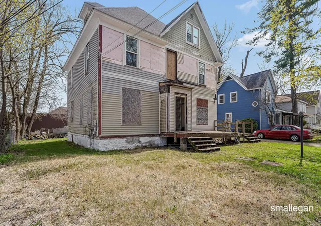 Homes for sale in Kalamazoo, MI | 821 Clarence St, Kalamazoo, MI 49001 | MLS# 65026015919