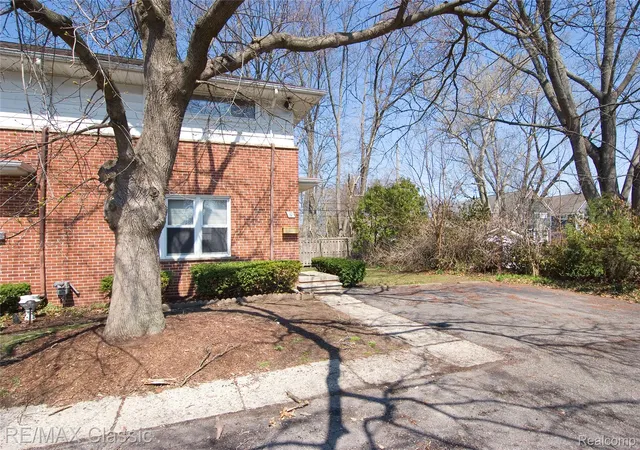 Listing Photo 2 - Condo for sale in building located at 2604 Rochester Rd, Royal Oak, MI 48073