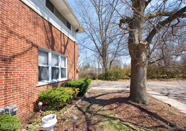 Listing Photo 3 - Condo for sale in building located at 2604 Rochester Rd, Royal Oak, MI 48073