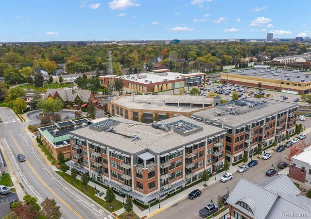 Listing Photo 2 - Condo for sale in building located at 2051 Villa Rd, Birmingham, MI 48009 - Unit #403