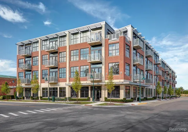 Listing Photo 1 - Condo for sale in building located at 2051 Villa Rd, Birmingham, MI 48009 - Unit #405
