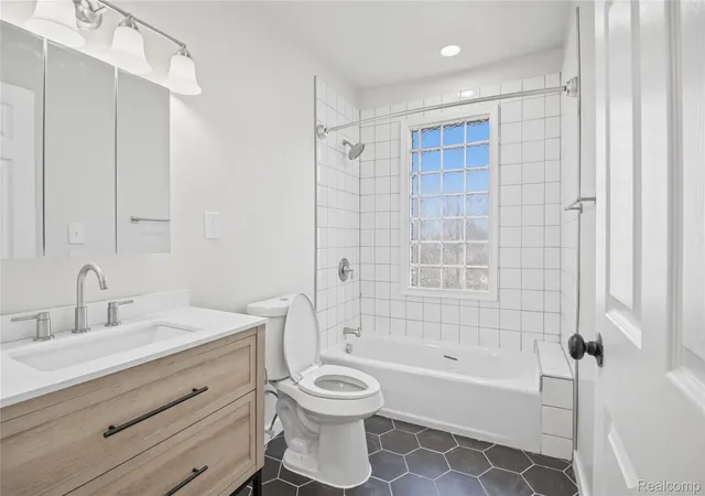 Listing Photo 3 - Condo for sale in building located at 3756 Burlingame St, Detroit, MI 48219