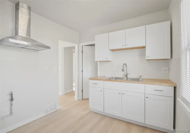 Listing Photo 4 - Condo for sale in building located at 3756 Burlingame St, Detroit, MI 48219
