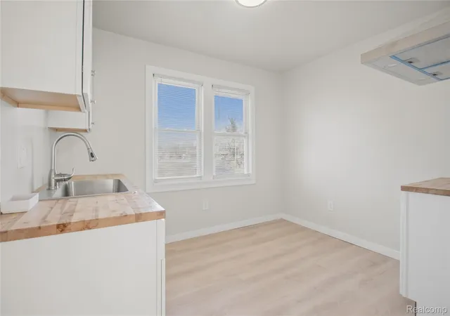 Listing Photo 5 - Condo for sale in building located at 3756 Burlingame St, Detroit, MI 48219
