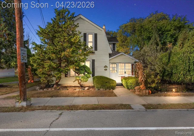 Photo 1 of Single family home for sale at 5815 Chicago Rd, Warren, MI 48092 | MLS# 20261026404 | Listing updated on 2026-08-24