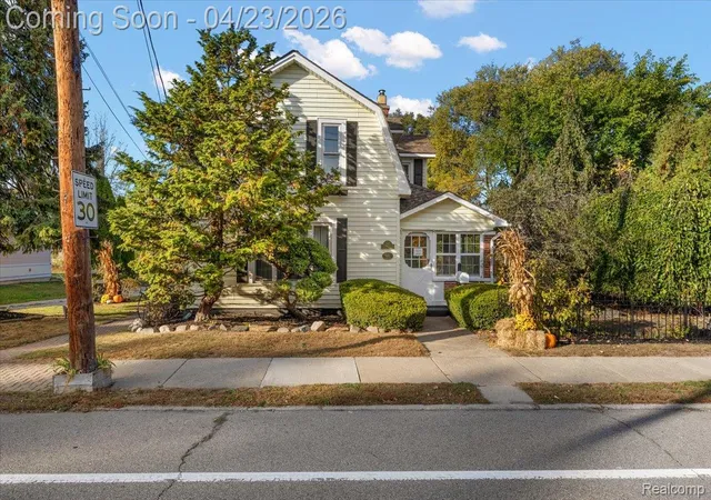 Photo 2 of Single family home for sale at 5815 Chicago Rd, Warren, MI 48092 | MLS# 20261026404 | Listing updated on 2026-08-24