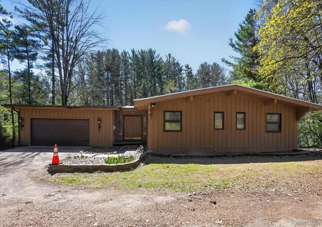 Homes for sale in Marion Township Livingston, MI | 3301 Jewell Rd, Marion Township Livingston, MI 48843 | MLS# 20261026590