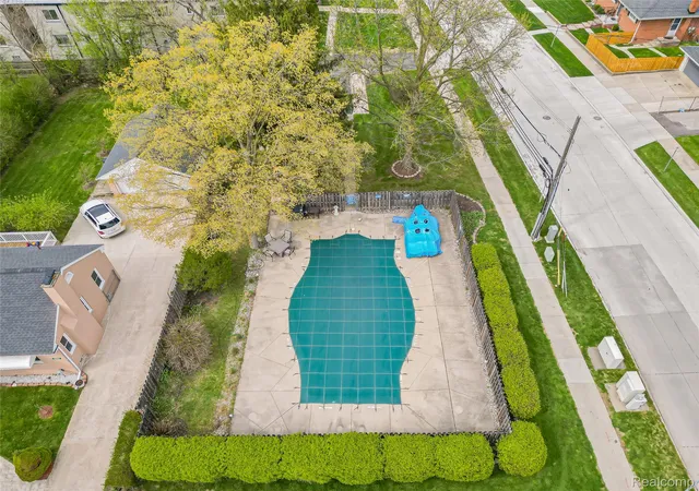 Listing Photo 2 - Condo for sale in building located at 3433 Hillside Dr, Royal Oak, MI 48073 - Unit #36