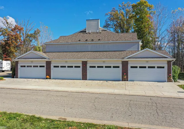 Listing Photo 3 - Condo for sale in building located at 895 Watercress Ln, Fenton, MI 48430