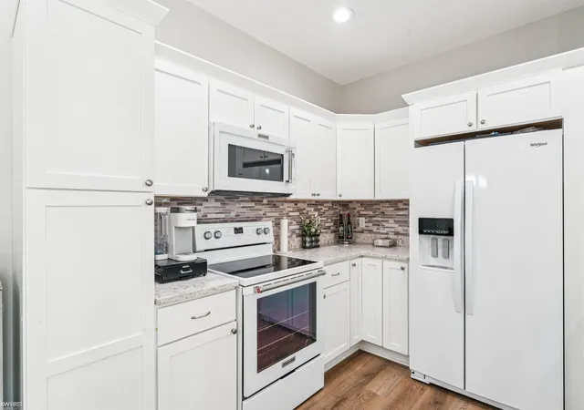 Listing Photo 4 - Condo for sale in building located at 895 Watercress Ln, Fenton, MI 48430