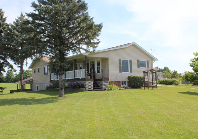 Photo 3 of Single family home for sale at 2812 Shoreline Dr, Lupton, MI 48635 | MLS# 53026016753 | Listing updated on 2026-08-03