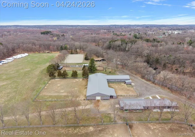 Photo 3 of Single family home for sale at 1050 Oxbow Lake Rd, White Lake, MI 48386 | MLS# 20261027069 | Listing updated on 2026-09-22