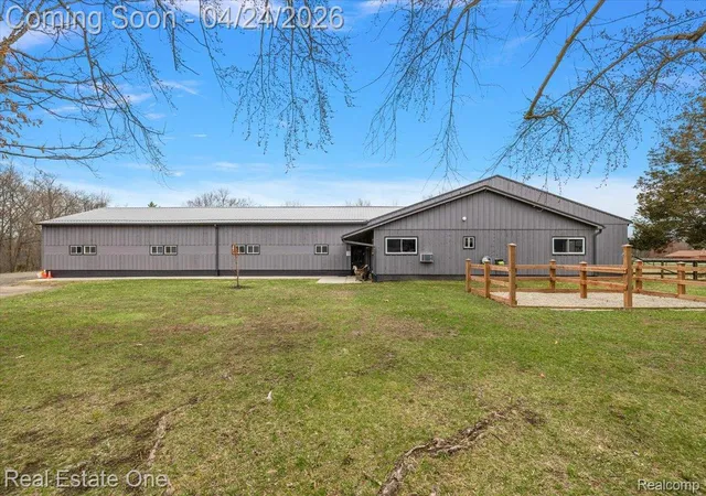 Photo 4 of Single family home for sale at 1050 Oxbow Lake Rd, White Lake, MI 48386 | MLS# 20261027069 | Listing updated on 2026-09-22