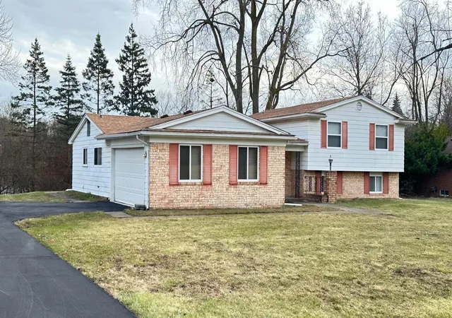 Photo 4 of Single family home for sale at 2665 Peterboro Rd, West Bloomfield, MI 48323 | MLS# 81026016952 | Listing updated on 2026-07-24