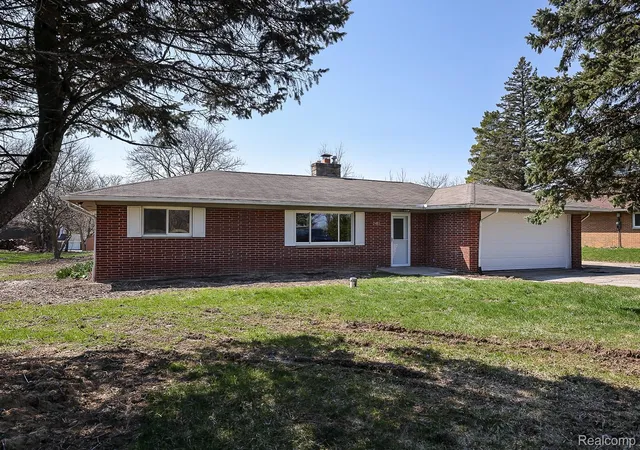 Photo 1 of Sale Pending at 2462 Green Acres Dr, Grand Blanc, MI 48439 | MLS# 20261027351 | Listing updated on 2026-08-24