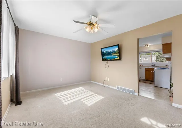 Listing Photo 3 - Condo for sale in building located at 2607 Patrick Henry, Auburn Hills, MI 48326