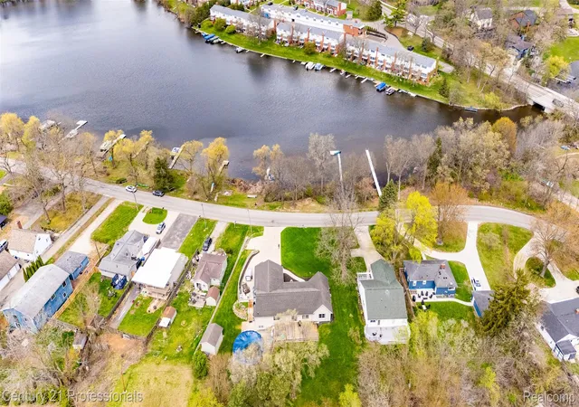 Photo 3 of Single family home for sale at 6591 Windiate Rd, Waterford, MI 48329 | MLS# 20261027475 | Listing updated on 2026-08-30
