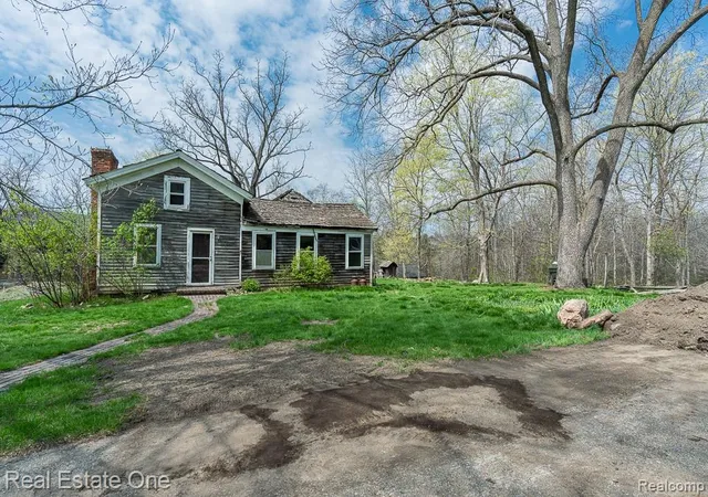2nd image of 947 E Tienken Rd, Rochester Hills, MI 48306 | MLS# 20261027842