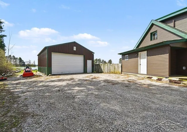 4th image of 15251 Geddes Rd, Hemlock, MI 48626 | MLS# 61050205186