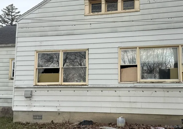 Photo 3 of Single family home for sale at 704 Vermont St, Saginaw, MI 48602 | MLS# 20261028045 | Listing updated on 2026-08-03
