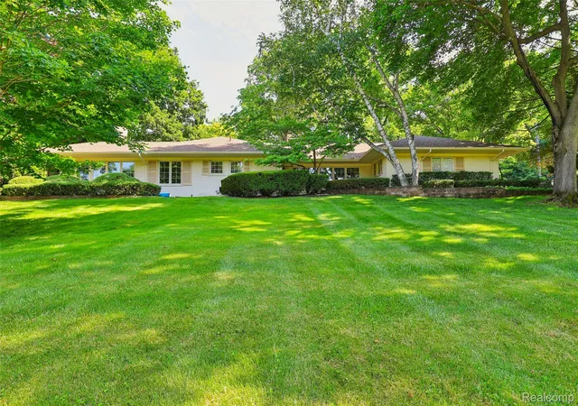 Photo 1 of Single family home for sale at 3821 Lakecrest Dr, Bloomfield Hills, MI 48304 | MLS# 20261028191 | Listing updated on 2026-09-24