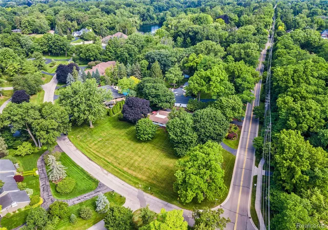 Photo 2 of Single family home for sale at 3821 Lakecrest Dr, Bloomfield Hills, MI 48304 | MLS# 20261028191 | Listing updated on 2026-09-24