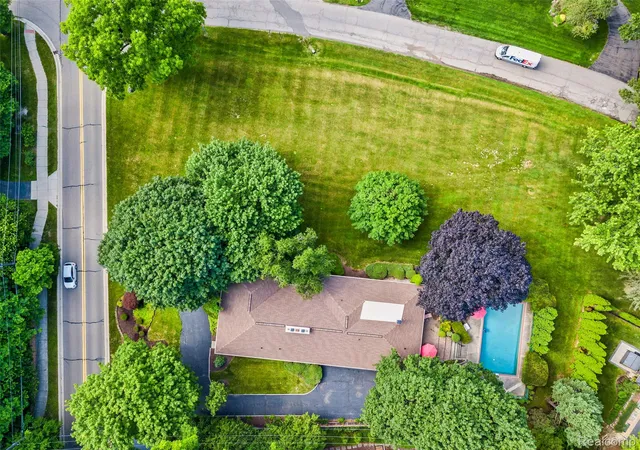Photo 3 of Single family home for sale at 3821 Lakecrest Dr, Bloomfield Hills, MI 48304 | MLS# 20261028191 | Listing updated on 2026-09-24