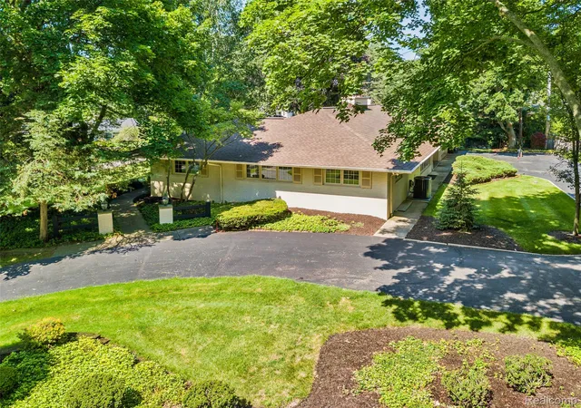 Photo 3 of Single family home for sale at 3821 Lakecrest Dr, Bloomfield Hills, MI 48304 | MLS# 20261028191 | Listing updated on 2026-09-24