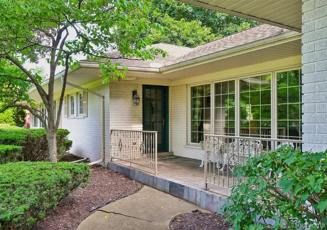 Photo 4 of Single family home for sale at 3821 Lakecrest Dr, Bloomfield Hills, MI 48304 | MLS# 20261028191 | Listing updated on 2026-09-24