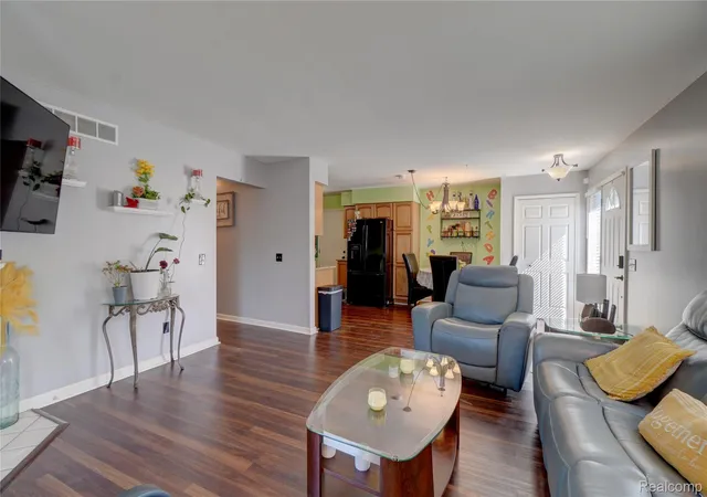 Listing Photo 4 - Condo for sale in building located at 20522 Longwood Dr, Clinton Township, MI 48038