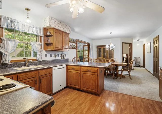 Photo 4 of Single family home for sale at 11332 Peninsula Dr, Traverse City, MI 49686 | MLS# 78080067365 | Listing updated on 2026-09-10