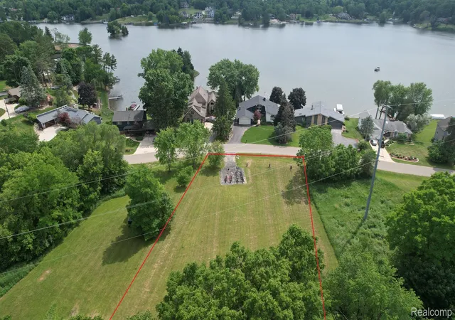 Photo 1 of Sale Pending at 7447 Driftwood Dr, Fenton, MI 48430 | MLS# 20261028580 | Listing updated on 2026-09-03