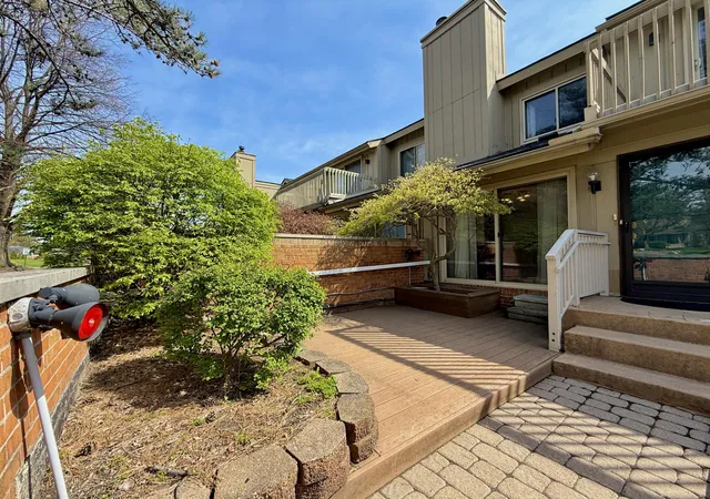 Listing Photo 2 - Condo for sale in building located at 1651 S Hl Blvd, Bloomfield Hills, MI 48304