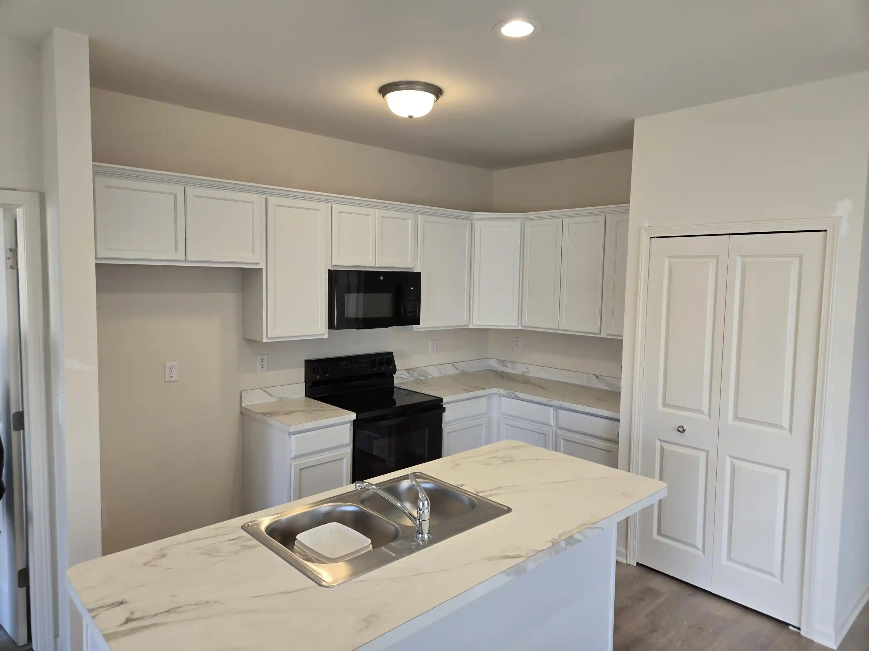 Listing Photo 2 - Condo for sale in 4264 Plum Vlg Cir located at 4264 Plum Vlg Cir, Monroe, MI 48161 - Unit #40