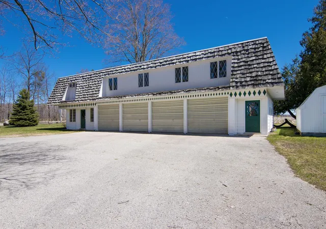 Photo 3 of Single family home for sale at 8952 Ridge Rd, East Jordan, MI 49727 | MLS# 78080067432 | Listing updated on 2026-06-04