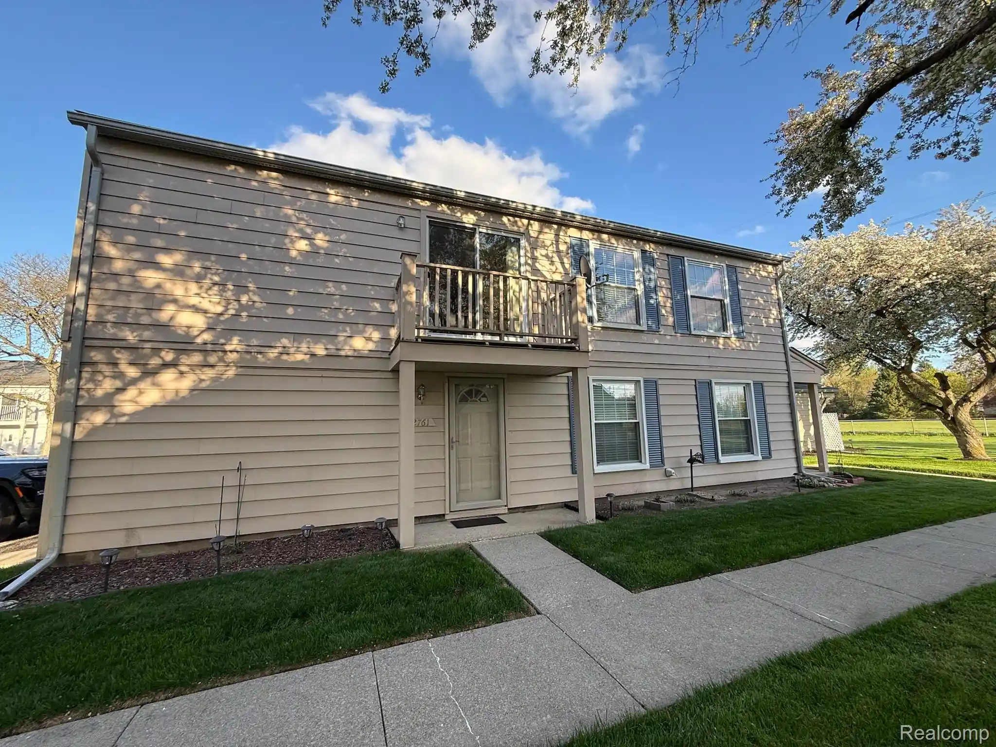 Listing Photo 1 - Condo for sale in 2761 Fox Holw Ct located at 2761 Fox Holw Ct, Lake Orion, MI 48360 - Unit 2761 Fox Holw Ct