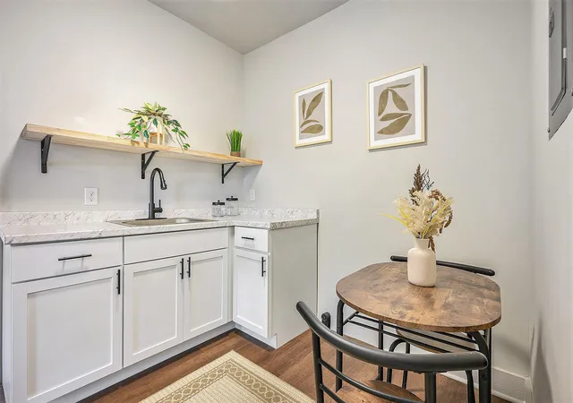 5th image of 415 W Walnut St, Kalamazoo, MI 49007 | MLS# 65026018721