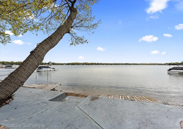 Homes for sale in Waterford Charter Township Oakland, MI | 727 Mcdougal Dr, Waterford Charter Township Oakland, MI 48327 | MLS# 20261029844