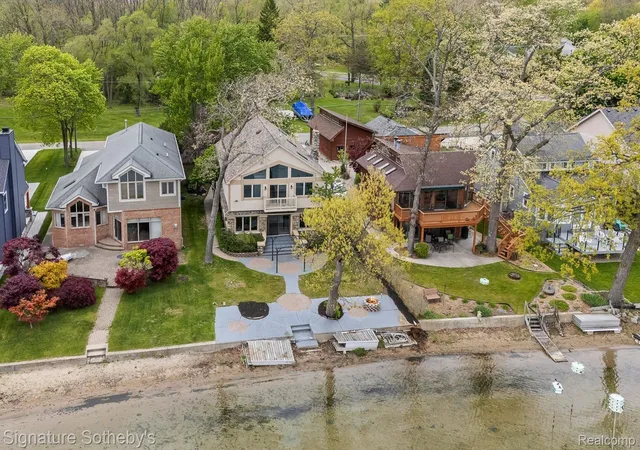 Homes for sale in Waterford Charter Township Oakland, MI | 727 Mcdougal Dr, Waterford Charter Township Oakland, MI 48327 | MLS# 20261029844