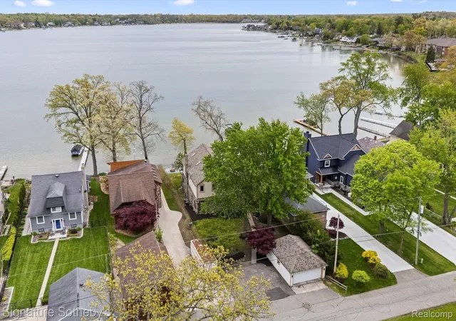 Homes for sale in Waterford Charter Township Oakland, MI | 727 Mcdougal Dr, Waterford Charter Township Oakland, MI 48327 | MLS# 20261029844