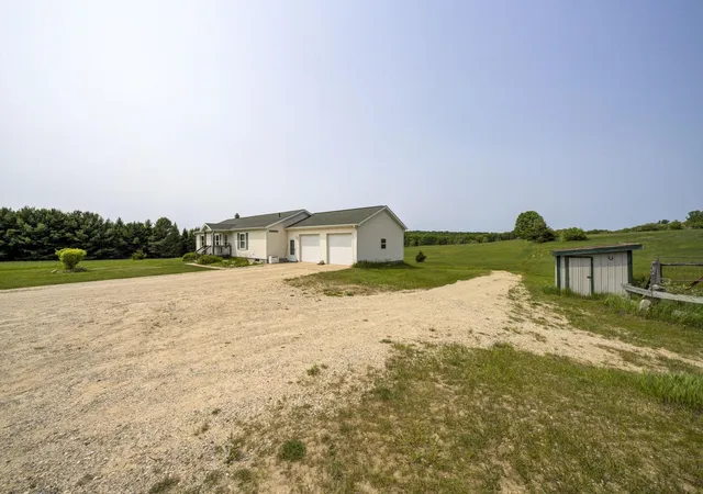 Photo 3 of Single family home for sale at 7684 Honey Holw Rd, Bellaire, MI 49615 | MLS# 78080067569 | Listing updated on 2026-09-16