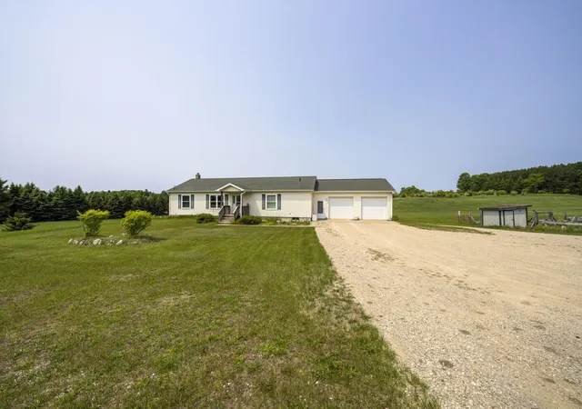 Photo 3 of Single family home for sale at 7684 Honey Holw Rd, Bellaire, MI 49615 | MLS# 78080067569 | Listing updated on 2026-09-19