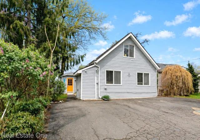 Photo 1 of Single family home for sale at 9590 Roundlake Blvd, White Lake, MI 48386 | MLS# 20261030149 | Listing updated on 2026-08-29
