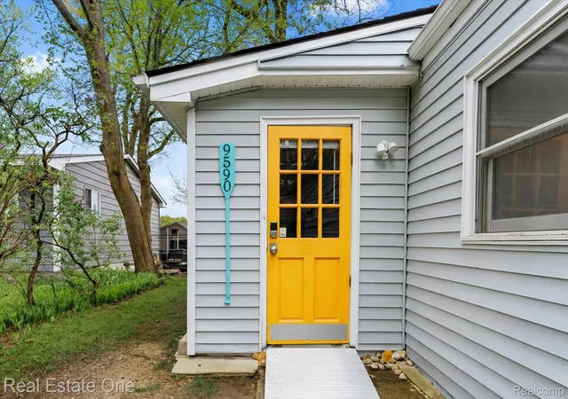 Photo 2 of Single family home for sale at 9590 Roundlake Blvd, White Lake, MI 48386 | MLS# 20261030149 | Listing updated on 2026-08-29