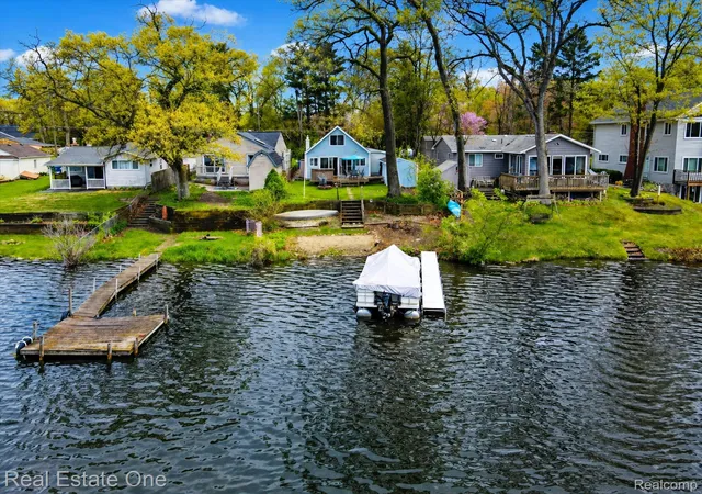 Photo 3 of Single family home for sale at 9590 Roundlake Blvd, White Lake, MI 48386 | MLS# 20261030149 | Listing updated on 2026-08-29